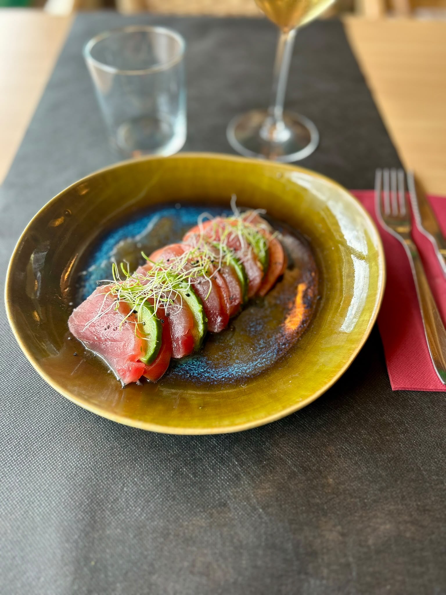 Amanida de tomàquet amb nectarina i ricotta, entrant del menú de cap de setmana a Can Flautes