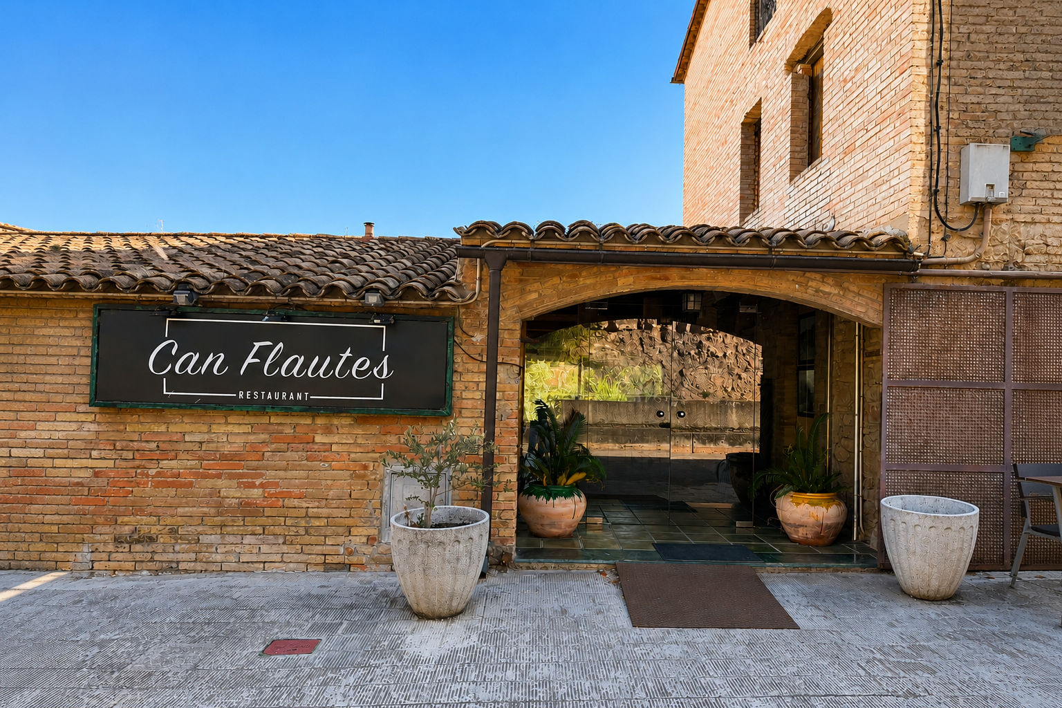 Façana exterior del restaurant Can Flautes a Pala de Torroella, prop de Manresa