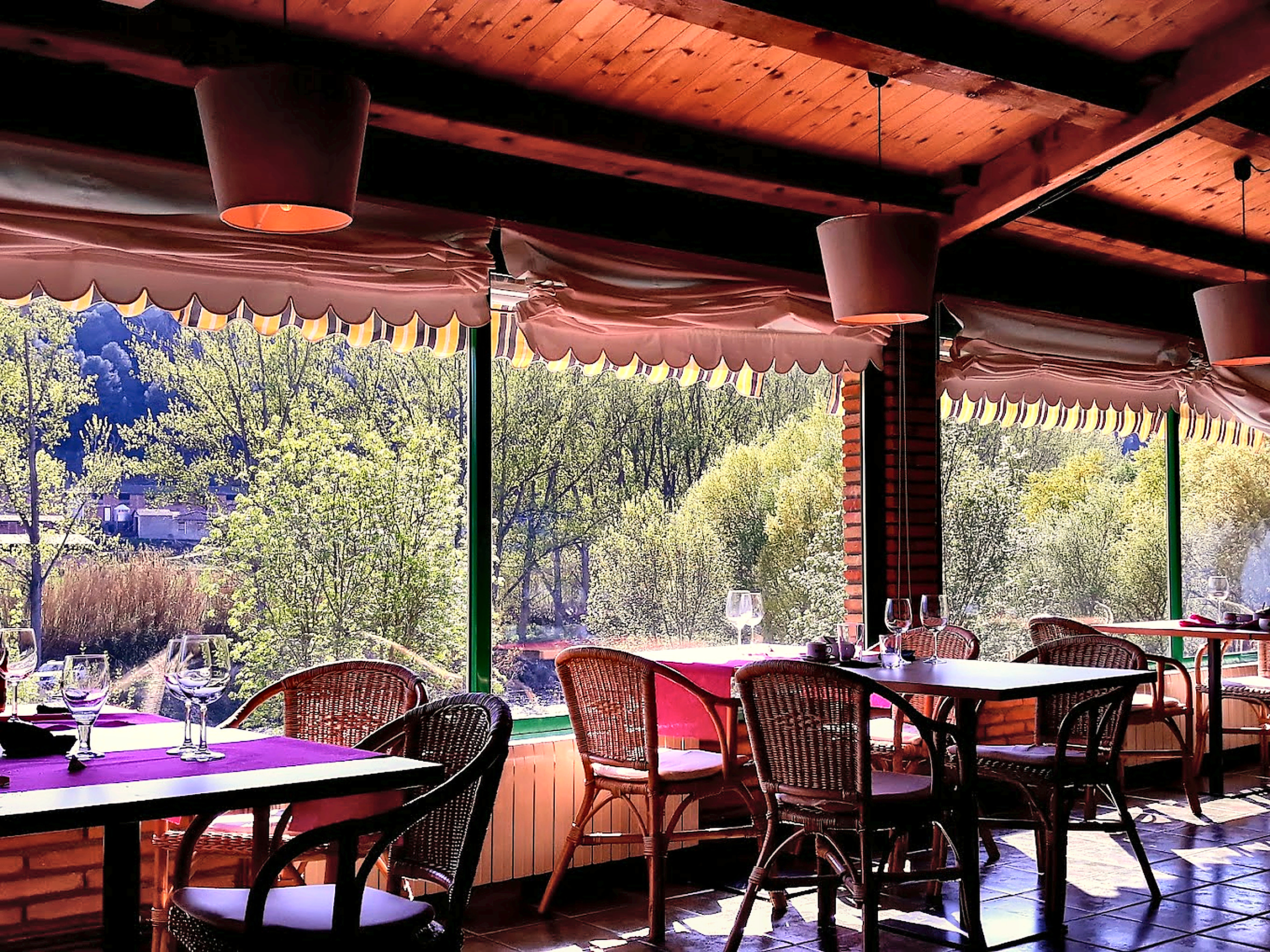 Interior del restaurant Can Flautes a Cardona, amb grans finestrals i vistes