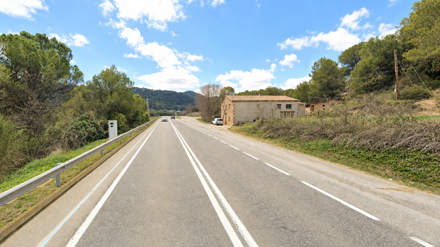 Pas 2 ruta Can Flautes: radar a mà esquerra i trencall a la dreta per fer el canvi de sentit