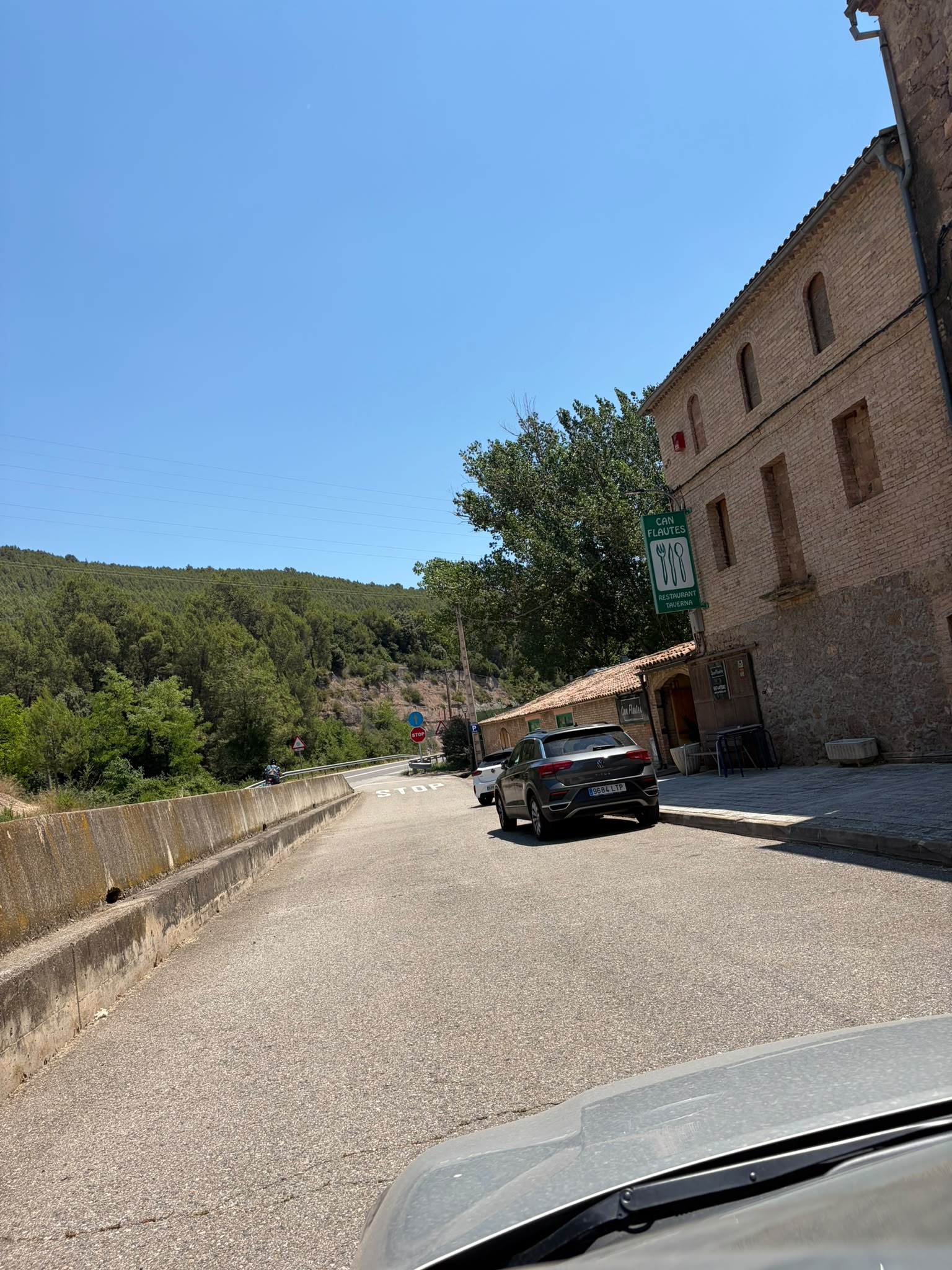 Pas 8 ruta Can Flautes: zona d'aparcament gratuïta al costat del restaurant