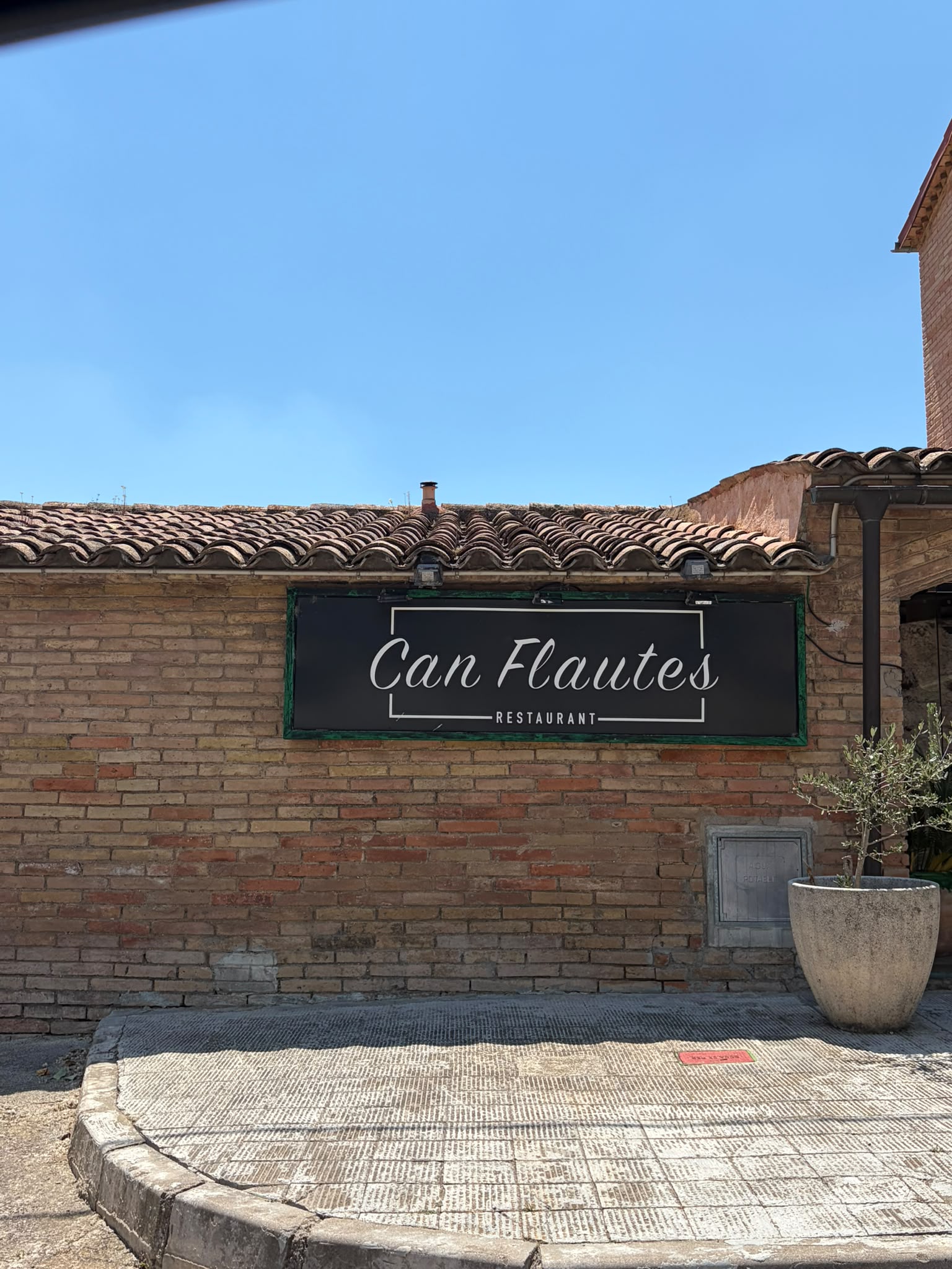 Pas 9: façana del restaurant Can Flautes a Pala de Torroella